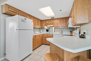 Fully Equipped Kitchen with Breakfast Bar