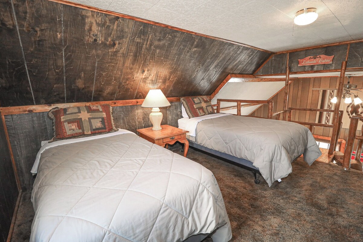 Coyote Cabin – Charmingly Authentic Cabin Right On Sun Valley Lake!