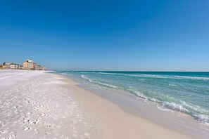 Gorgeous Beach in front of Mainsail