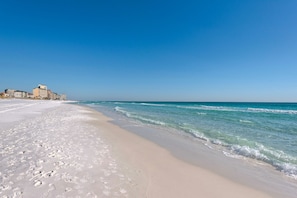 Gorgeous Beach in front of Mainsail