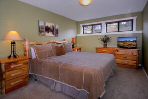 Primary suite w/TV