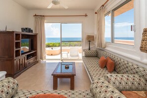 Casa del Mar - Living area with Smart and Sat. TV, Bluetooth speakers.