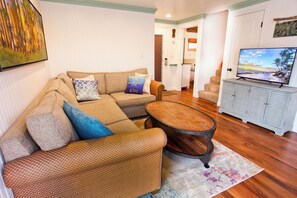 Kihei Sands B5 Living Room Area - Enjoy HD Roku TV and streaming on the 43 inch flat screen in the living room.  Free high speed internet.