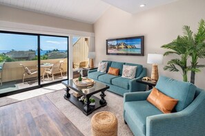 Living Room w/Updated Furnishings - Manualoha 505