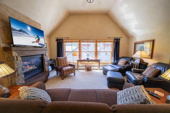 Fabulous ski vacation condo at Black Bear Lodge