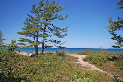 Comfortable, 1B/1B, Sleeping Bear Bay Beachfront Condo in Glen Arbor