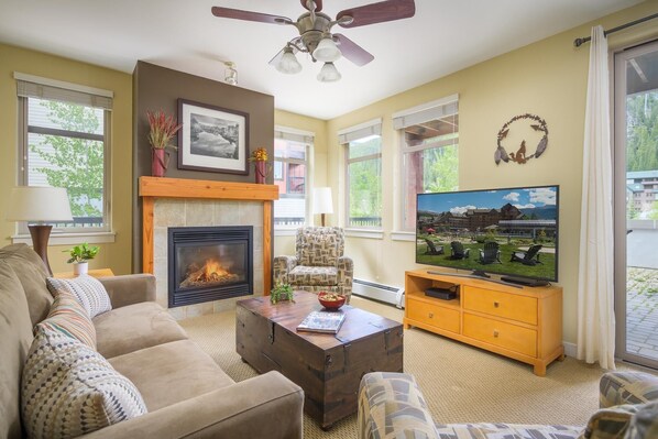 Welcome to Fraser Crossing 3326 - a bright two bedroom condo just steps from the slopes