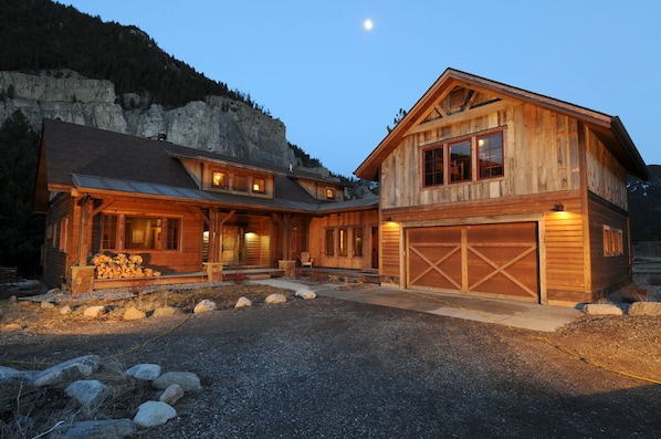 Stunning lodge below Storm Castle Peak, one of the prettiest spots in the scenic Gallatin River Canyon.