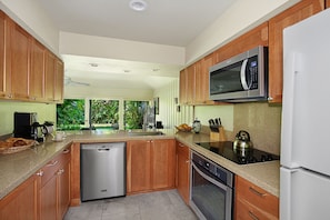 Updated Fully Equipped Kitchen - Manualoha 603