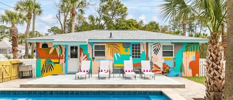 The Mary Ann - Classic Tybee bungalow with a new splash of color!