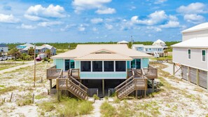 Driftwood Inn has 3 bedrooms and 2.5 bathrooms
