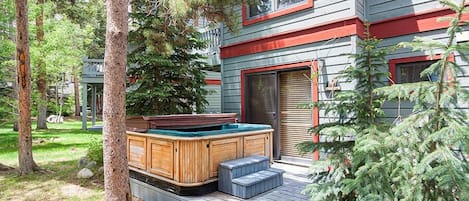 Pine Creek Lodge - a SkyRun Breckenridge Property - Hot tub on back porch