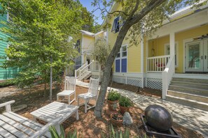 PRIVATE YARD AND PORCHES, AMAZING LOCATION, WALK TO BEACH
