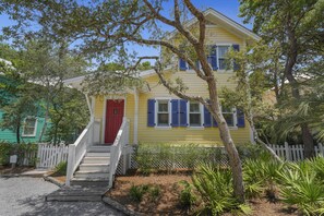PRIVATE DRIVEWAY FOR 2, WALK TO POOL AND AMENITIES