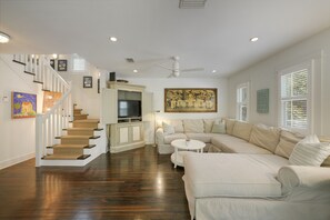 EXPANSIVE LIVING, FOUR BEDROOM COTTAGE, SLEEPS 8