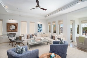LUXURY PENTHOUSE IN CENTRAL SQUARE, SLEEPS 12