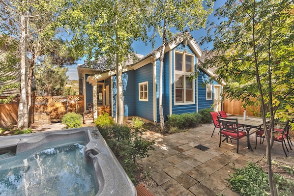 6-Seat Hot Tub in Private Yard