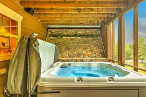 Indoor spa tub