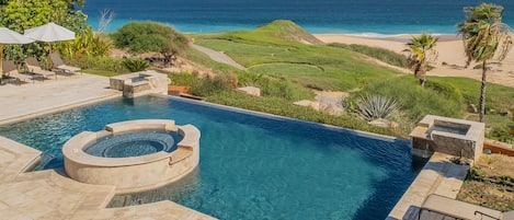 Infinity pool and jacuzzi with breathtaking ocean view