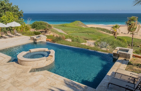 Infinity pool and jacuzzi with breathtaking ocean view