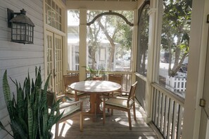 SPACIOUS SCREENED-IN FRONT PORCH W/OUTDOOR DINING FOR 4