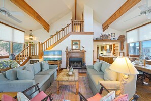 LIVING AREA WITH VAULTED CEILINGS