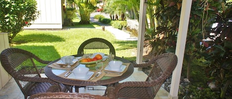 Private lanai offers outdoor dining