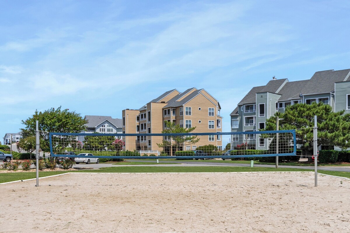 Sound, Mind and Bodie: Pirates Cove condo, community pool, soundside.
