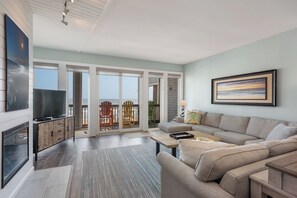 CR202: Crystal Shores 202 | Living Area