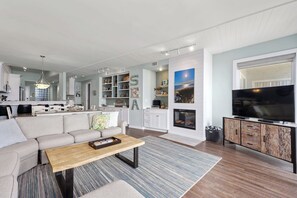 CR202: Crystal Shores 202 | Living Area