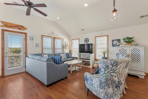 JR242: Flip Flop Inn | Top Level Living Area