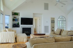 SG3: Links End | Top Level Living Area - Fireplace Not Available For Guest Use