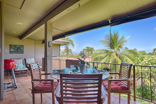 Spacious Outdoor Dining Lanai View of the Kaanapali Golf Course and Ocean Views!