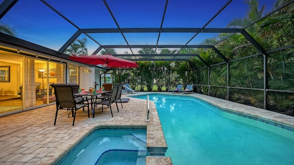 Private Screened Heated Pool & Spa feat.Dining & Lounge area