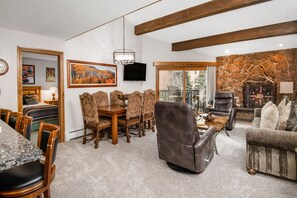 Open living area - Nice view of the dining area and great room