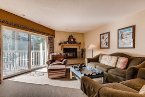 Open living area - Living room with mountain views