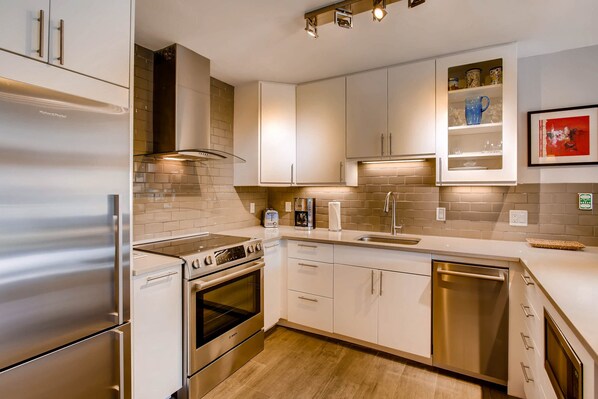 Kitchen - Modern spacious kitchen