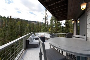 Main Deck - Seating, Gas Fire Pit, BBQ Grill