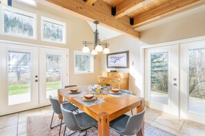 Viking Lodge 100A - dining area.