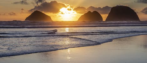 Oceanside beach - This is not a view from the house, but from the beach which is less than a 5 minute drive away.