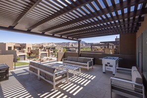 Upstairs patio - This deck is the perfect place to enjoy the weather of St. George!