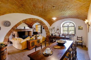 Tabelle, Eigentum, Möbel, Couch, Holz, Interior Design, Stuhl, Pflanze, Wohnzimmer, Decke
