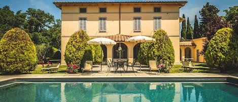 Water, Sky, Plant, Cloud, Property, Tree, Swimming Pool, Residential Area, Window, Grass