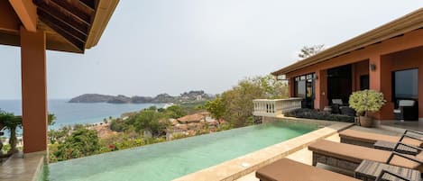 Casa Rosa, pool area with Ocean View