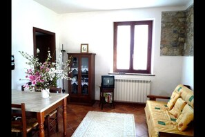Room, Furniture, Property, Interior Design, Living Room, Building, House, Floor, Table, Home