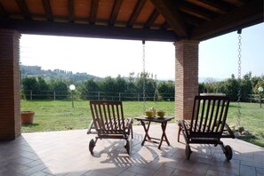 Pflanze, Himmel, Eigentum, Möbel, Außenbank, Veranda, Schatten, Holz, Haus, Gartenmöbel