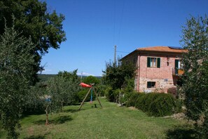 Planta, Cielo, Ventana, Árbol, El Terreno Del Lote, Vegetación, Pendiente, Edificio, Casa, Hierba