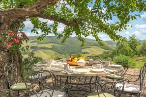 Meubles, Table, Chaise, Mobilier De Jardin, Table Cuisine Et Salle A Manger, Tableau De Plein Air, Nappe De Table, Restaurant, Jardin