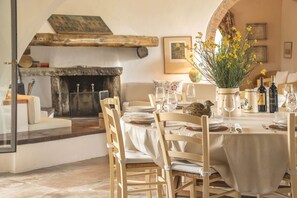 Meubles, Design Intérieur, Table, Chaise, Éclairage, Table Cuisine Et Salle A Manger, Vaisselle, Sol, Pièce, Salle À Manger