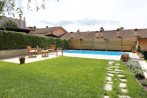 Grass, Property, Yard, Lawn, Backyard, Artificial Turf, Garden, Land Lot, Courtyard, House